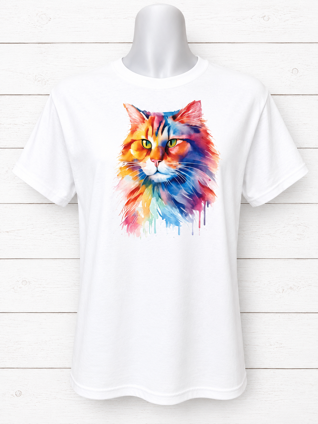 Short-sleeved T-shirt featuring a beautiful multicolored cat looking to the right
